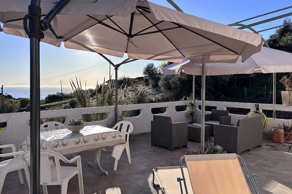 Bosa Bouganville Apartment with Sea View 1