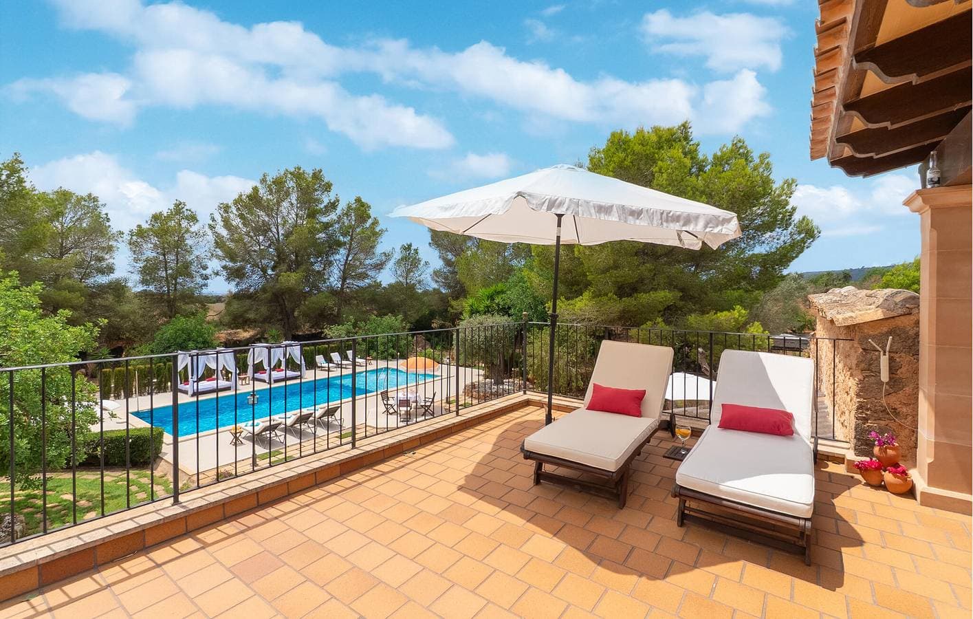 Foto 7 von 48: Sonnenterrasse am Pool mit Küche und Grill