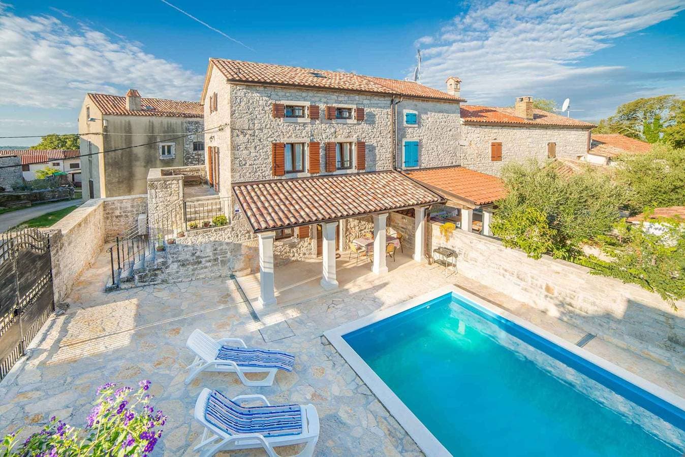 Foto 3 von 25: Ferienhaus mit Swimmingpool und Grill