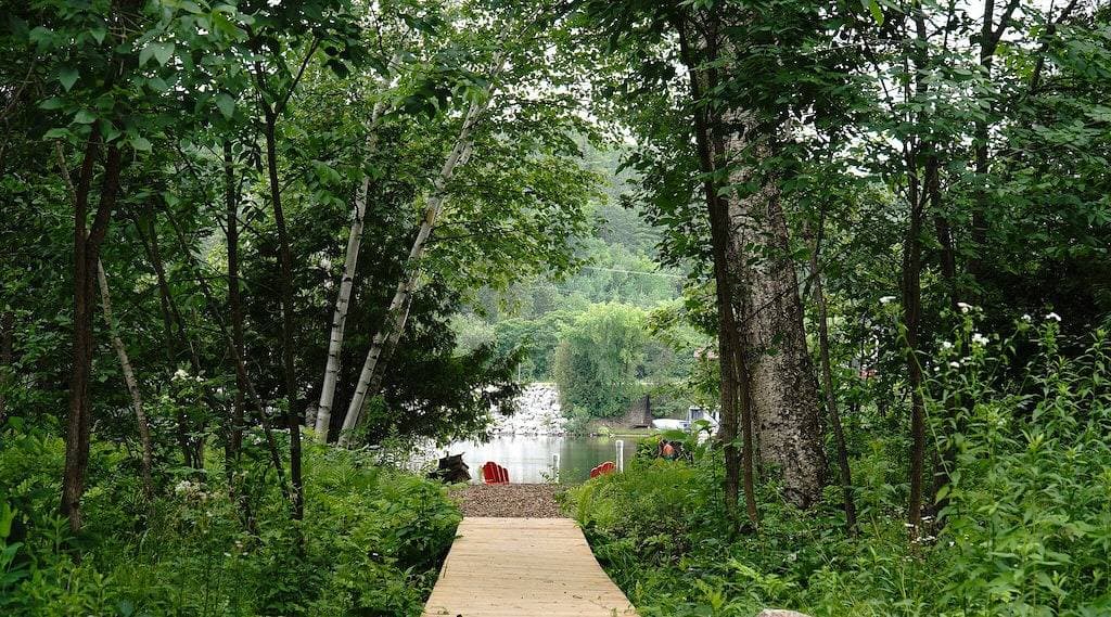 Foto 3 von 32: Le Riverain. Riverfront Modern Cottage.