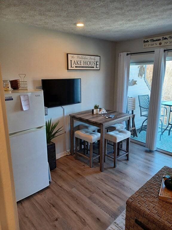 Foto 3 von 26: Waterfront Condo at Stripers Landing, Smith Mountain Lake, Virginia