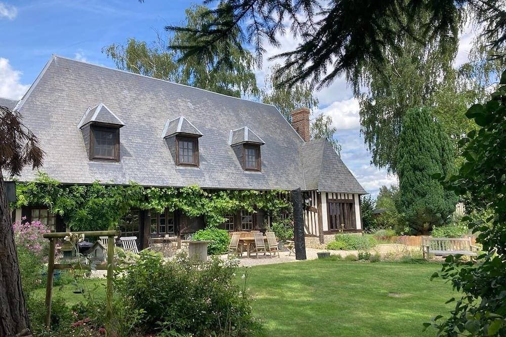 Ancien Pressoir au Cœur de la Campagne Normande 1