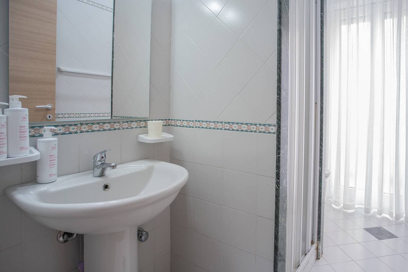Foto 4 von 9: Seaview Rooms - Queen Room 2 - Loc