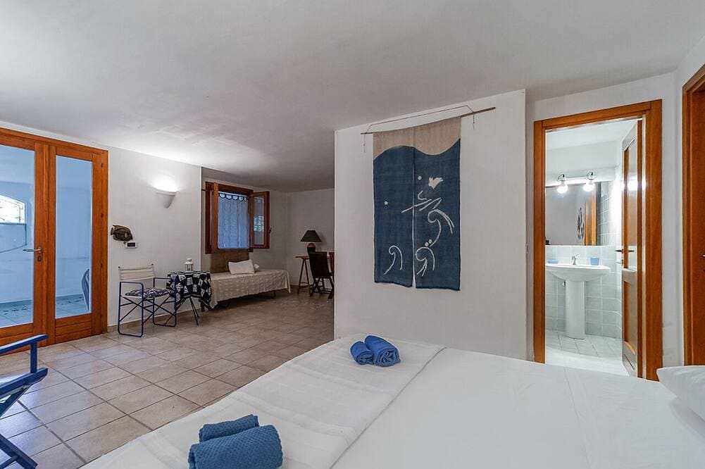 Foto 8 von 30: Panoramic sea view villa in La Maddalena with garden. Walk to beaches.