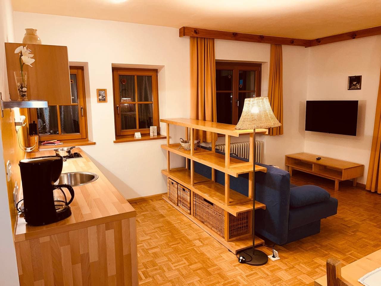 Foto 4 von 34: Ferienwohnung 'Residenz Zirmer Wohnung Feuer' mit Bergblick, Gemeinschaftsgarten und WLAN