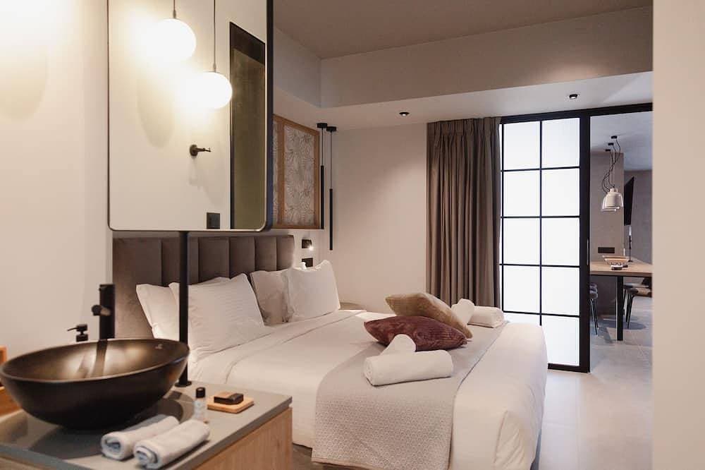 Foto 3 von 30: Orama Luxury Suite, 3 Bedrooms with Private Pool, Sleeps 6