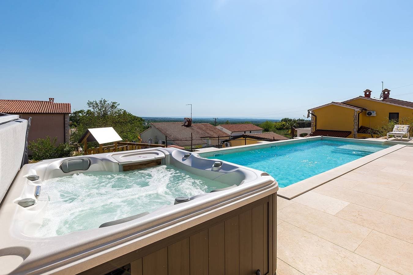 Foto 3 von 36: Villa Carimelli mit Pool und Whirlpool