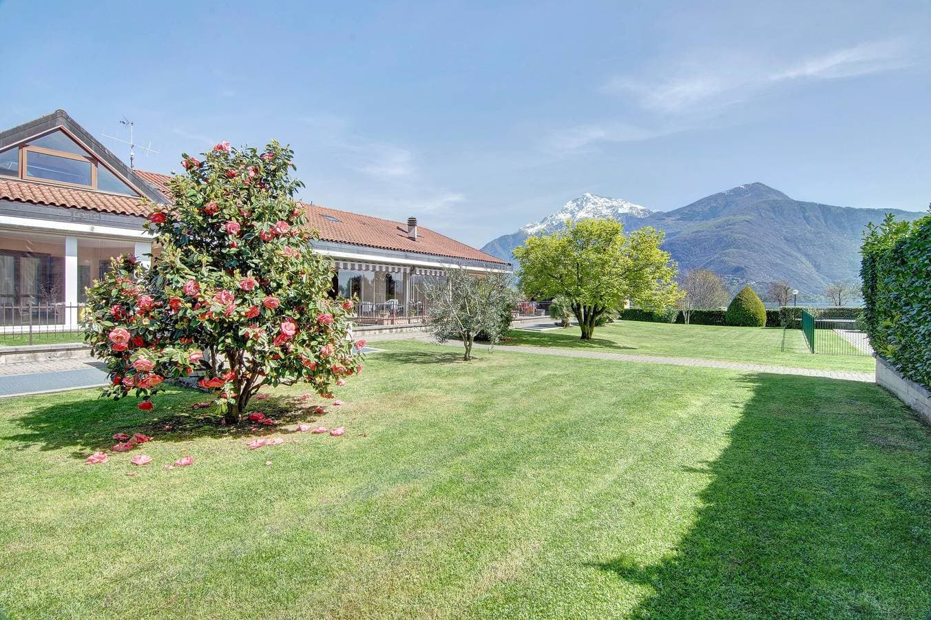 Foto 3 von 27: Ferienwohnung „Casa Vacanze Vigna del Lago“ mit Seeblick, Pool und WLAN