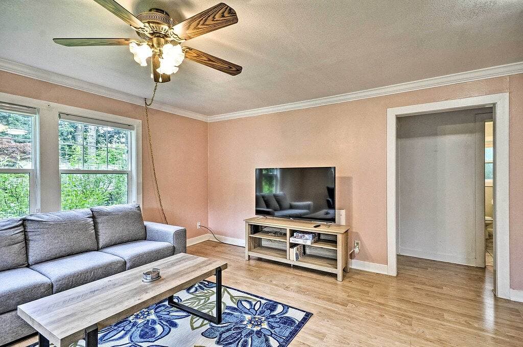 Foto 5 von 25: Downtown Home w/ Patio - Walk to Shops & Dining!
