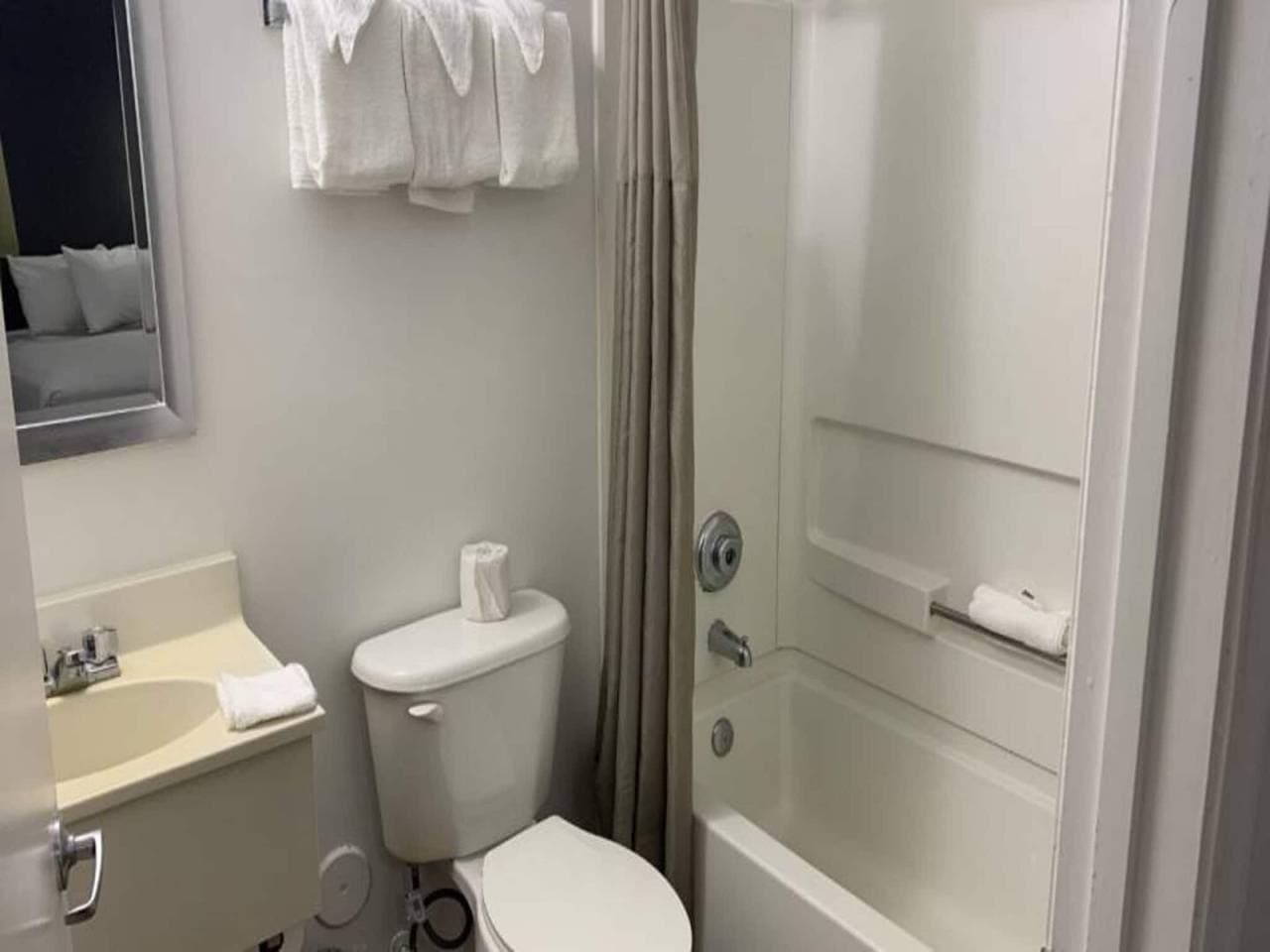 Foto 11 von 38: 1 Queensize-Bett | Barrierefreie Dusche/Raucherraum/Küche