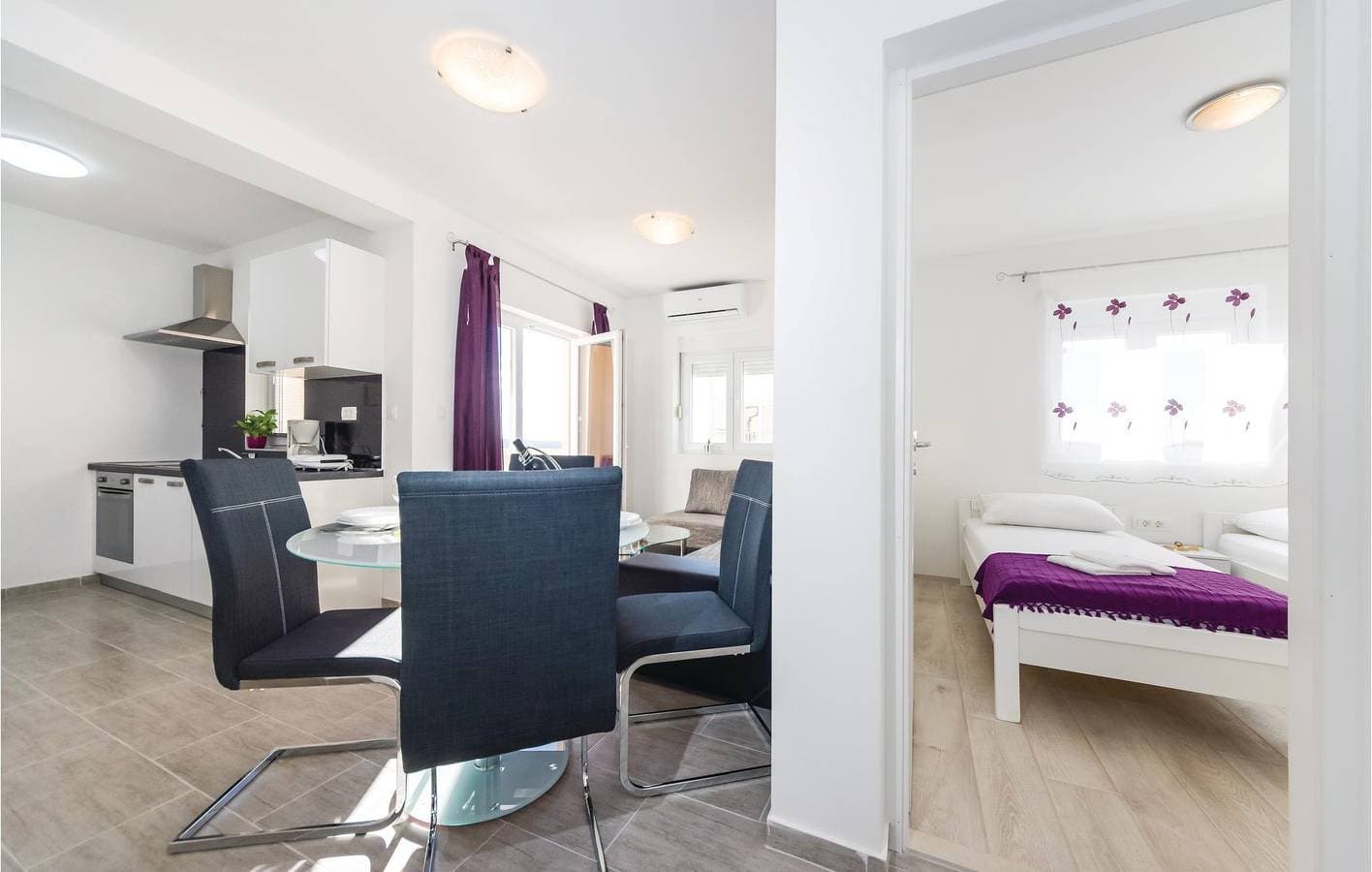 Foto 12 von 32: Apartment am Meer mit Terrasse, Küche und Parkplatz – 2,5 km von Novigrad entfernt