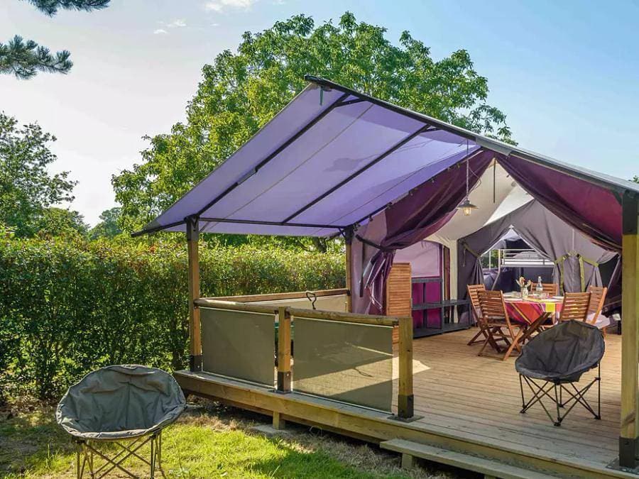 Foto 13 von 53: Flower Camping le Kergariou - Mobilheim 4 personen - Mobilheim Lancelot Standard 25m² (2 Zimmer) + halbüberdachte Terrasse 4 Pers.