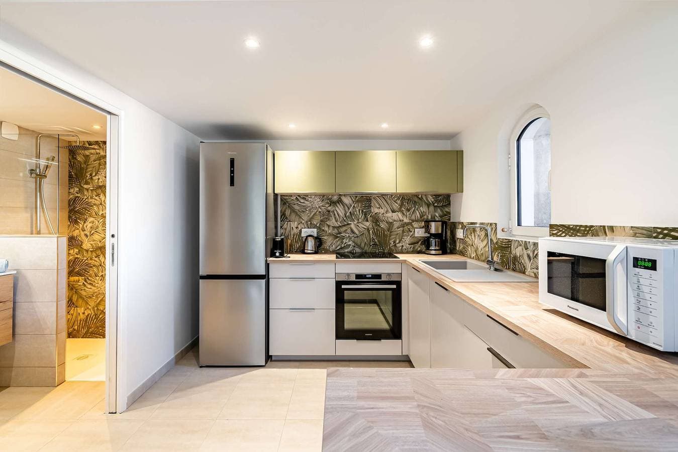 Foto 8 von 18: Untere Villa renoviert, Klimaanlage und Terrasse mit Meerblick