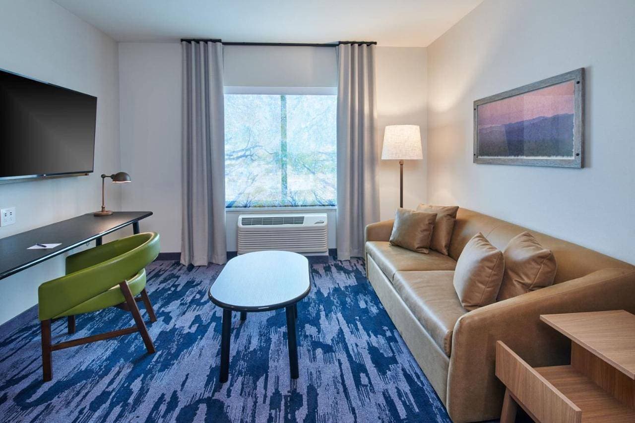Foto 7 von 9: King Suite with Roll-In Shower and Sofa Bed - Mobility Access/Hearing Accessible