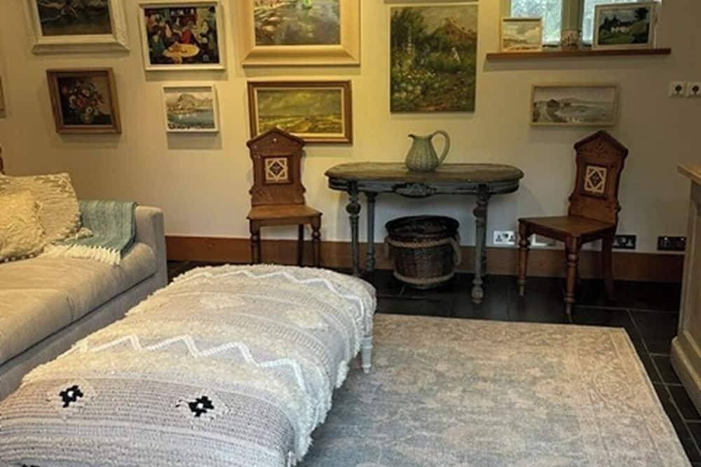 Cozy Cottage Retreat in Surrey Hills 1