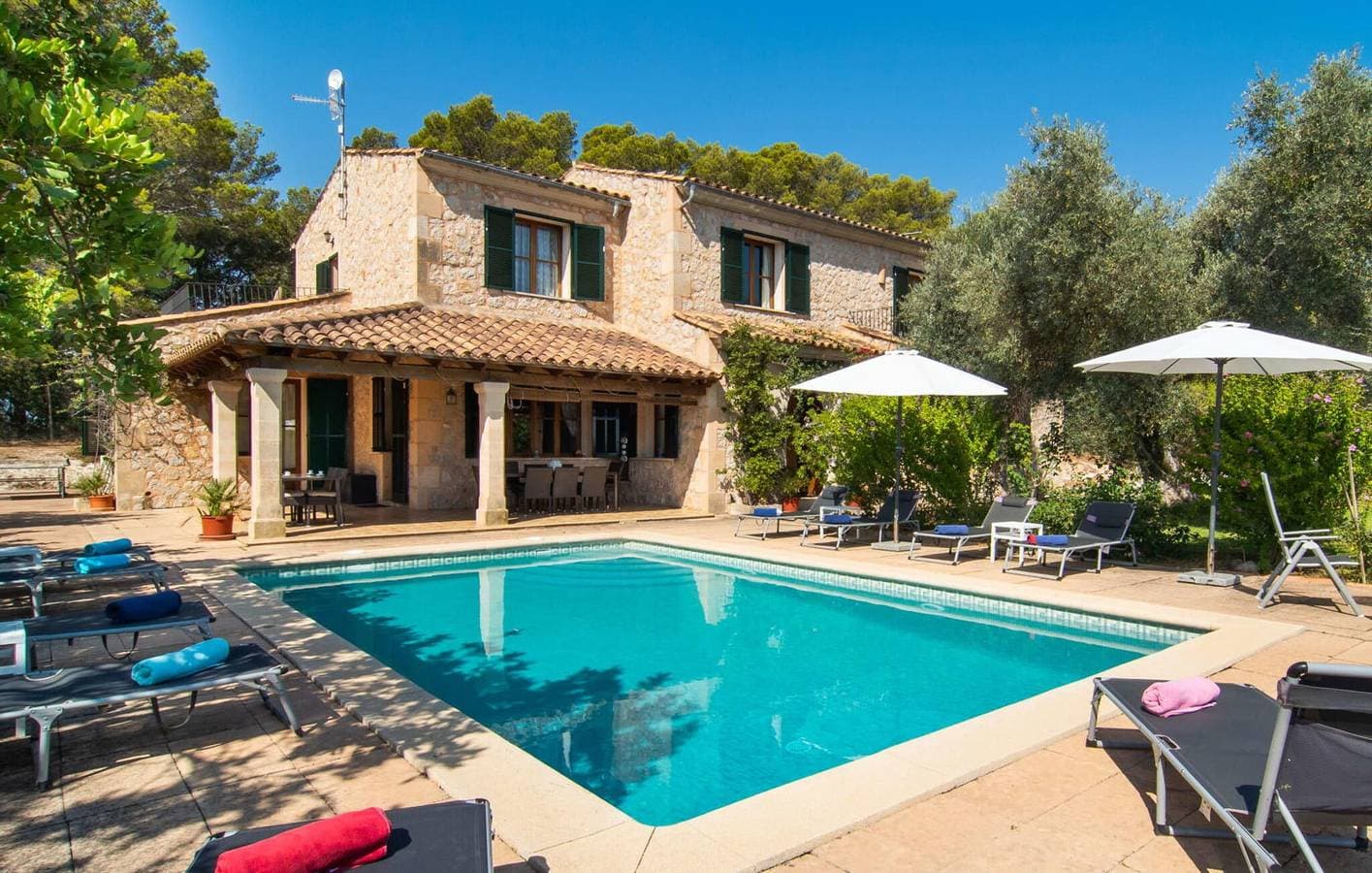 Selva Oasis: 2BR Apartment mit Pool und Terrasse 1