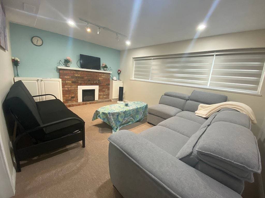 Foto 7 von 11: Bright1 Br suite w/ free parking & wifi & Netflix & all basic amenities