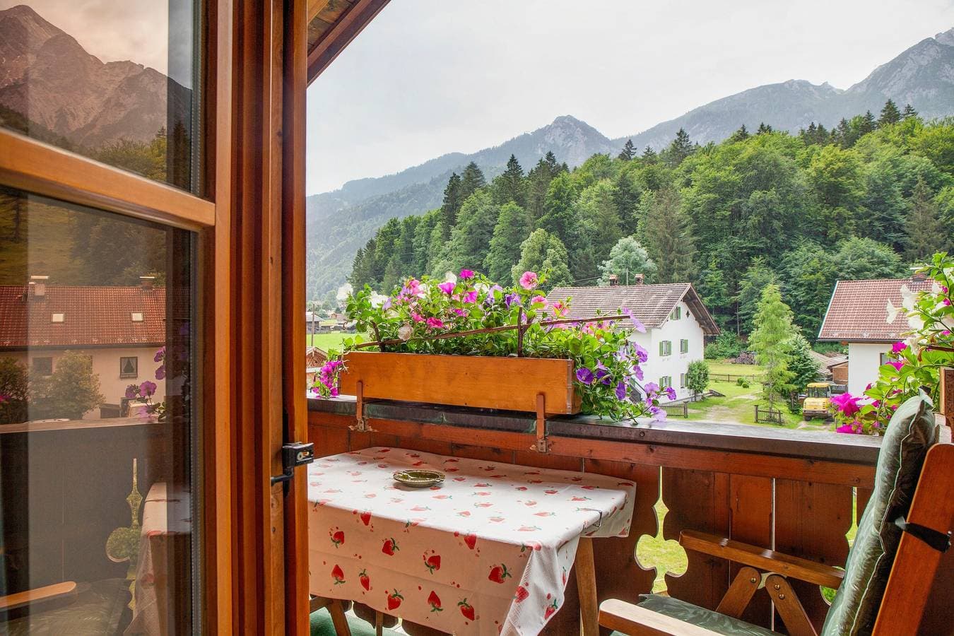 Foto 4 von 33: Ferienwohnung 'Waxenstein' mit Bergblick, Balkon und WLAN