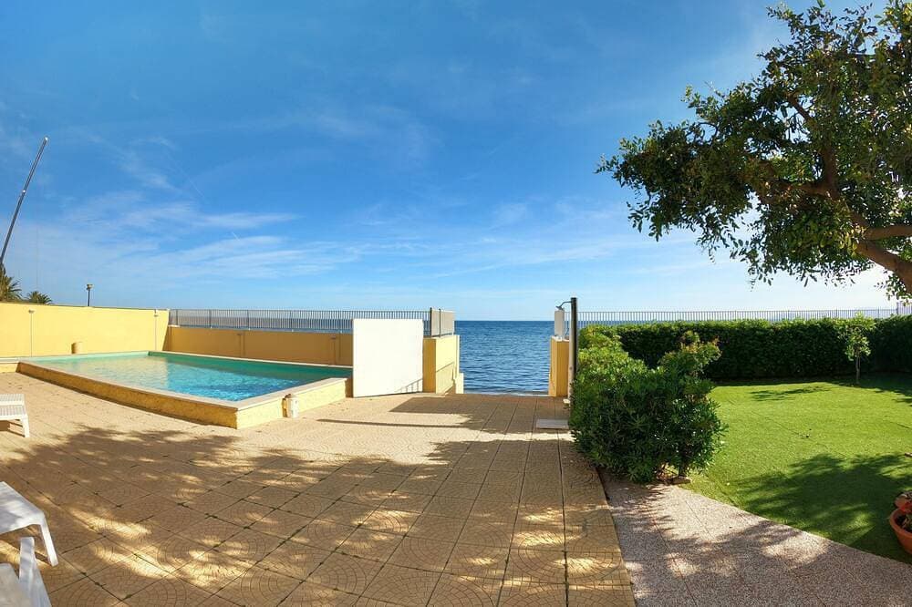 Villa am Meer mit privatem Pool und Wasserrutsche 1