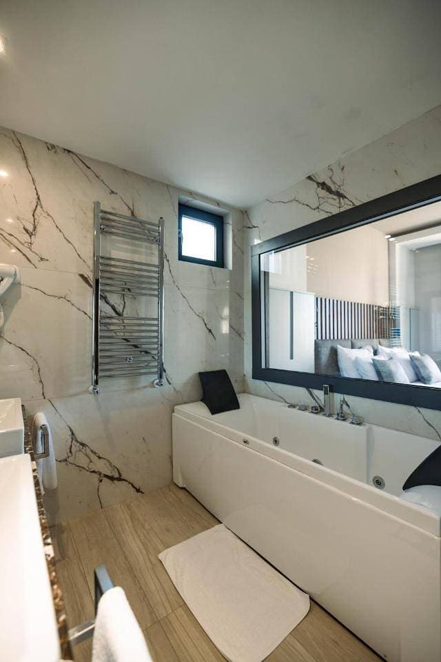 Foto 7 von 9: Queen Room with Spa Bath