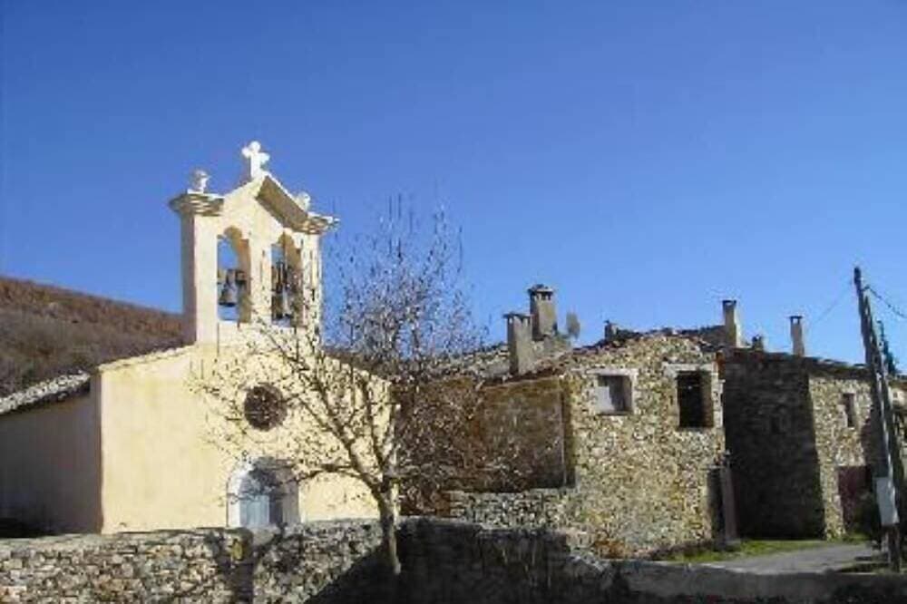 Stone house of character in a typical Provencal hamlet 1