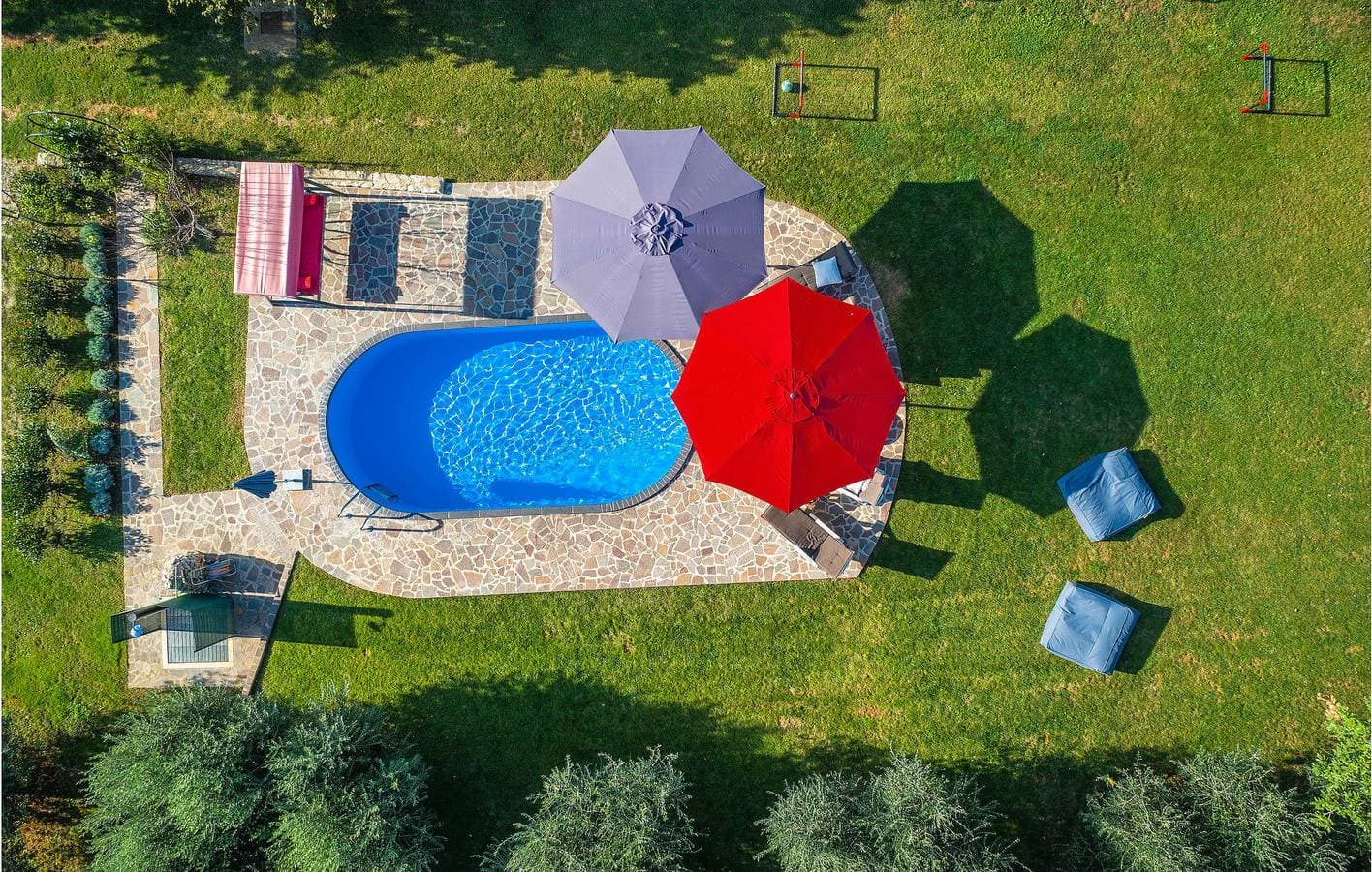 Foto 3 von 50: Reizende Ferienwohnung mit Terrasse, Pool und Strandzugang – 2 km vom Strand Bijeca entfernt