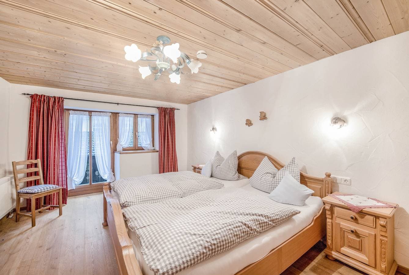 Foto 11 von 25: Ferienwohnung Waxenstein mit Balkon, Bergblick und WLAN