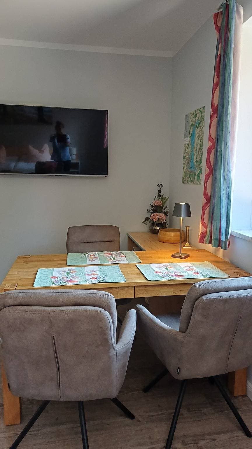 Foto 8 von 29: Einzimmerapartment 'Fewo Inselblick - Am Schweriner See' mit Seeblick, privater Terrasse und Wi-Fi