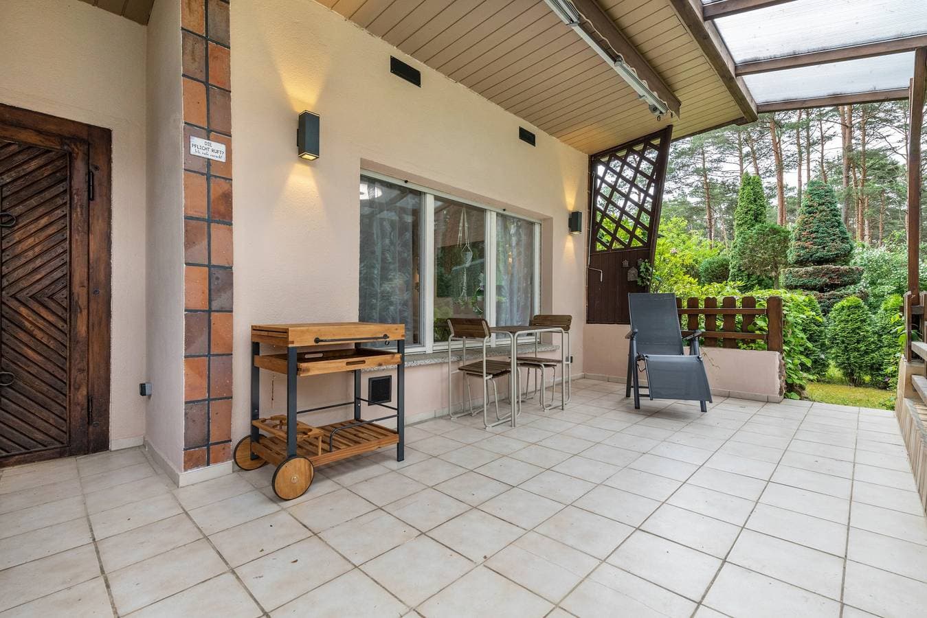Foto 2 von 21: Waldgeflüster mit Terrasse, privatem Garten und Klimaanlage