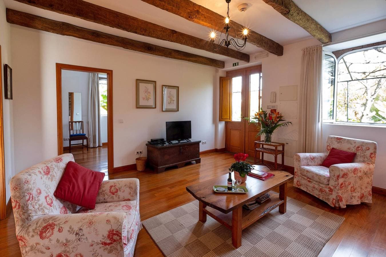 Foto 4 von 25: Charming stone cottage in Funchal | Loja Lenha