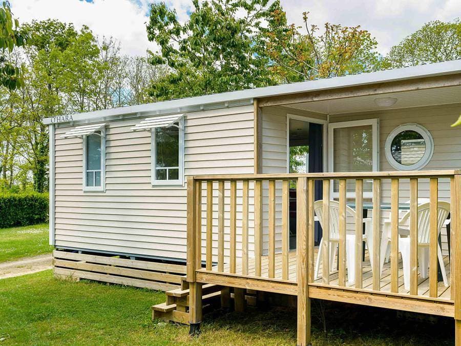 Foto 2 von 53: Flower Camping le Kergariou - Mobilheim 4 personen - Mobilheim Lancelot Standard 25m² (2 Zimmer) + halbüberdachte Terrasse 4 Pers.