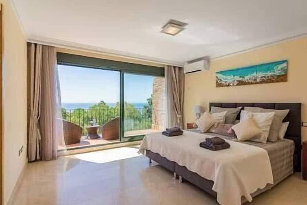 Foto 3 von 30: Tranquil 3 bed villa with private pool + sea view!
