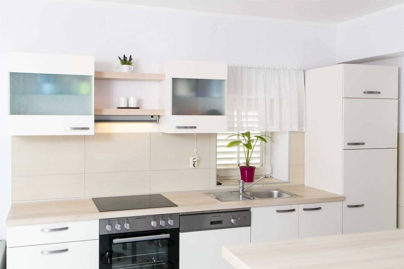 Foto 4 von 16: Mare Apartment mit einem Schlafzimmer mit Balkon und Meerblick A1