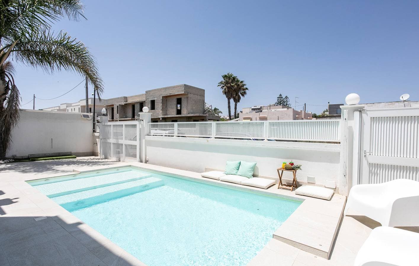 Foto 12 von 48: Paradies am Strand mit Pool und Terrasse