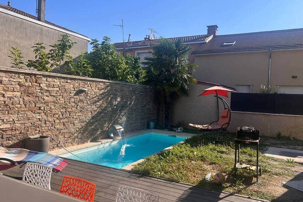 Modern and spacious house with a swimming pool 1