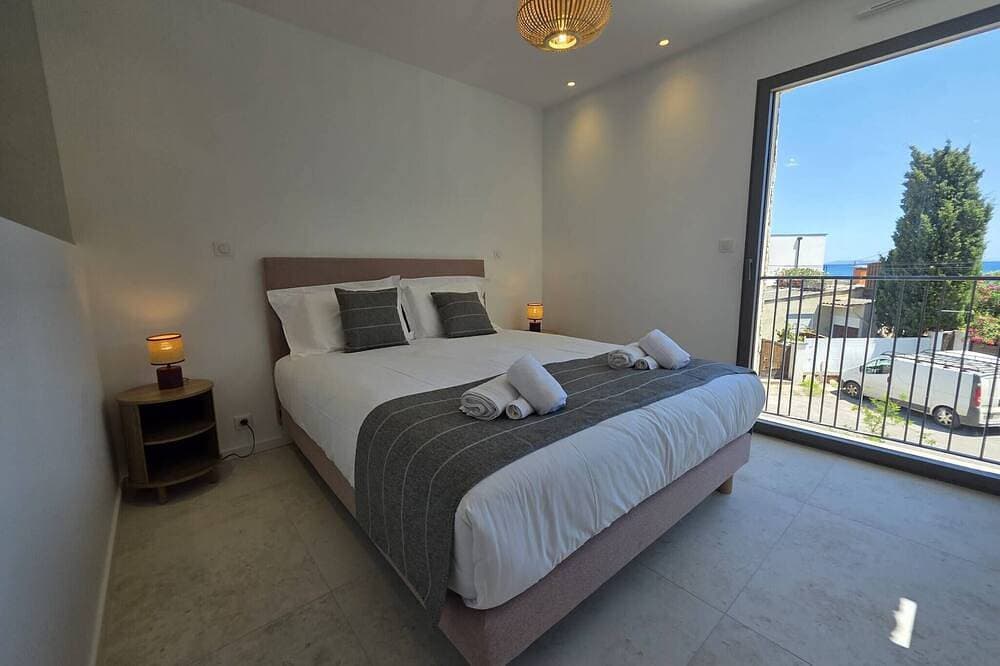 Foto 6 von 30: Elegant new villa just steps from the beach - Air conditioning