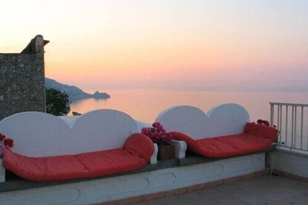 A beautifully decorated studio flat with breathtaking seaview terrace 1