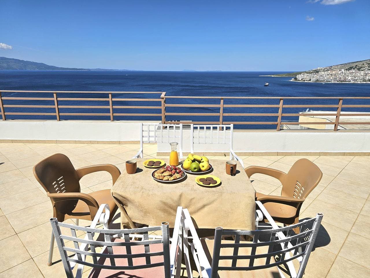 Foto 12 von 36: Ferienwohnung für 8 Personen mit Terrasse