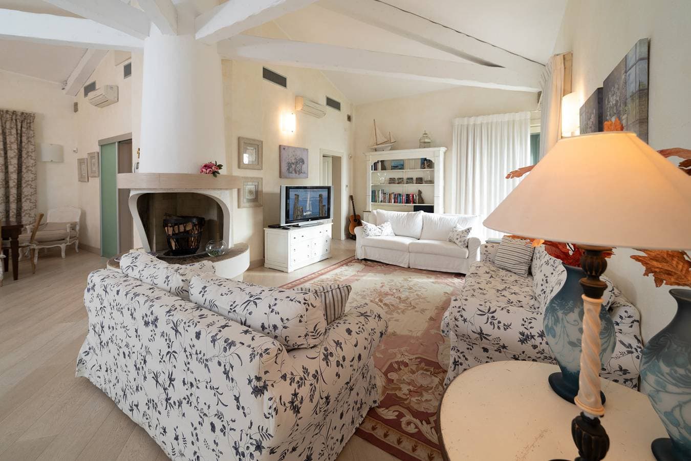 Regarda - "Villa Infinity", Stillvoll und Elegant  mit privatem Pool und Seeblick 1