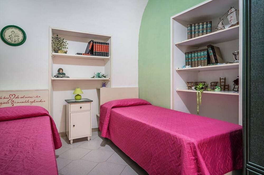 Foto 10 von 30: Die Mispel, Private newly-refurbished 3 bedroom apartment with large terrace, air-conditioning, outd...