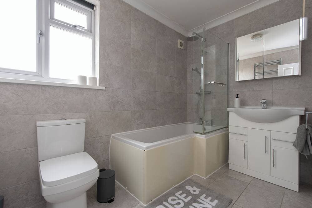 Foto 9 von 27: Modern 3-Bed | Sleeps 8 | Fast WiFi | Parking | Pool Table