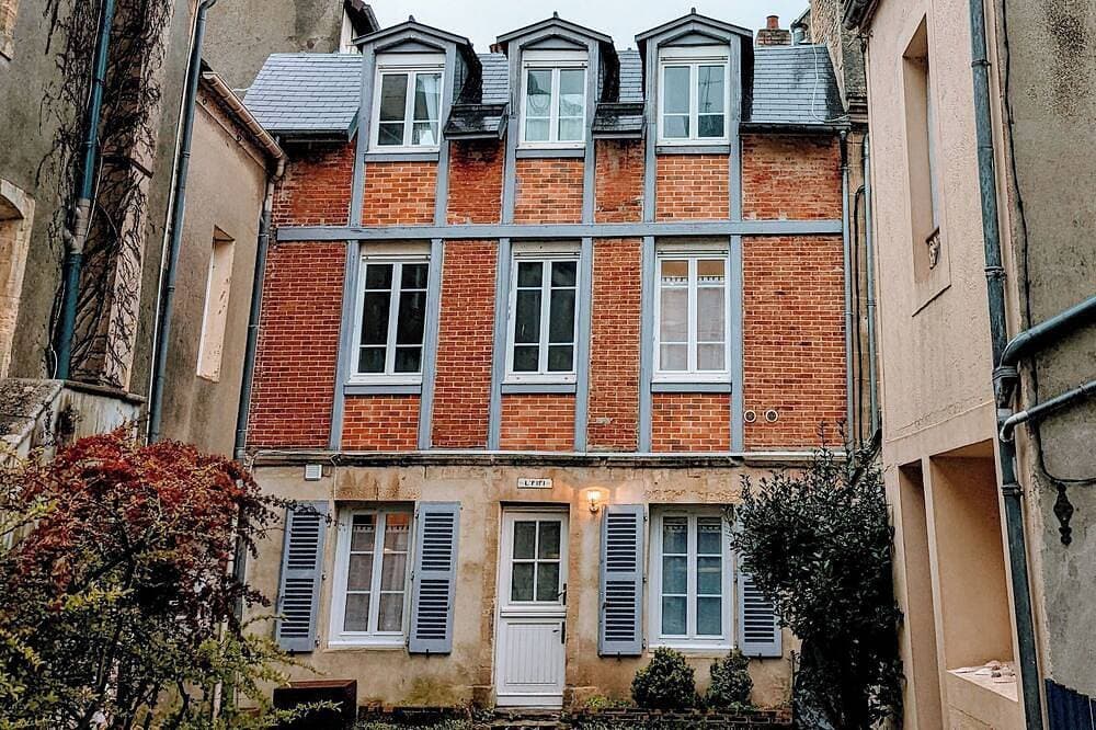 Quiet townhouse on the front shore, nearby restaurants & shops, 10m from the sea 1