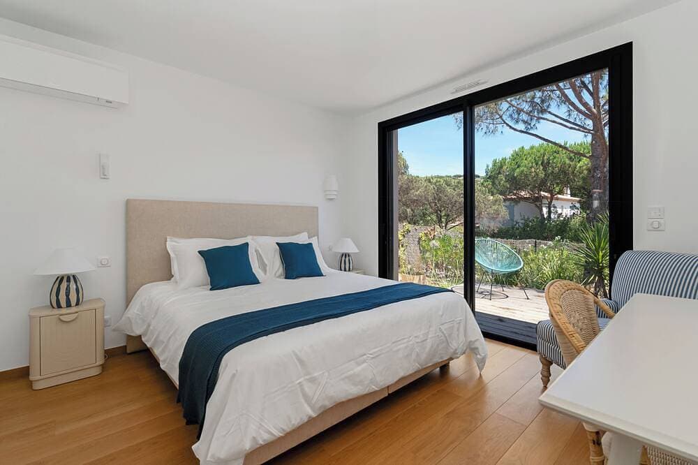 Foto 3 von 18: New, high-end villa, Gigaro, 4 minutes' walk from the beach
