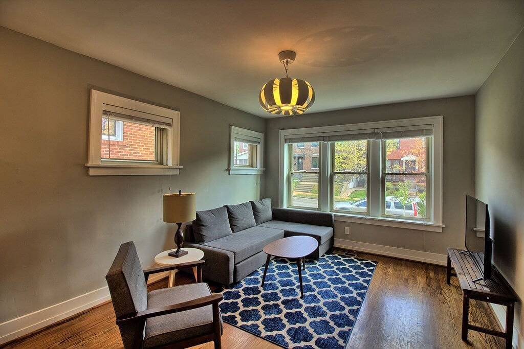 Foto 5 von 18: Elegant Minimalist Gem w/ Private backyard, W/D