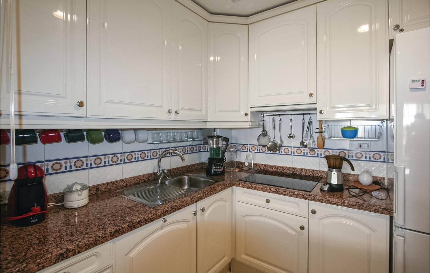 Foto 3 von 17: Appartement am Meer mit Terrasse und AC, 1,5 km zum Strand