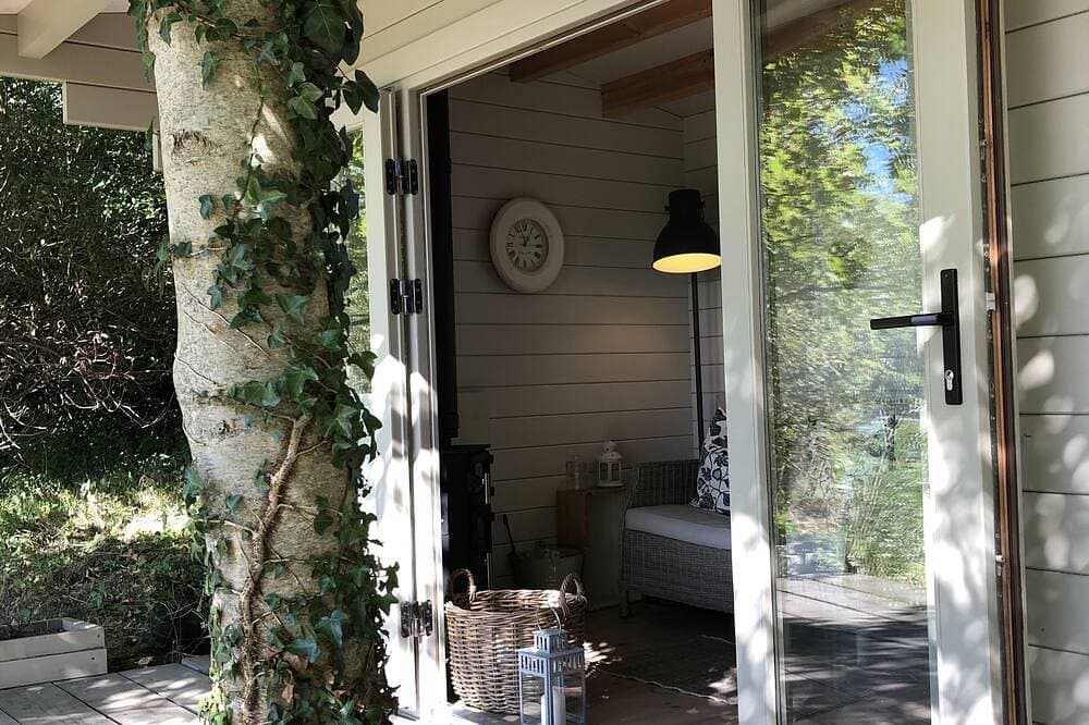 Foto 13 von 30: The Hide With Private Wood Fired Hot Tub. A truly romantic getaway on a Vineyard