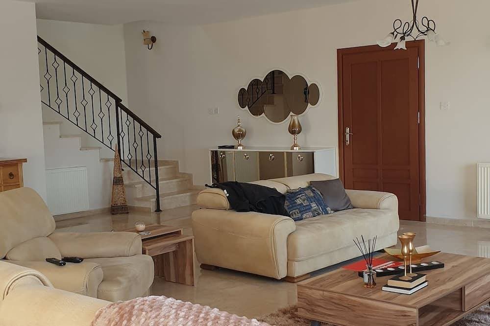 Foto 7 von 26: Spacious Villa With Private Pool, sea and Mountain View
