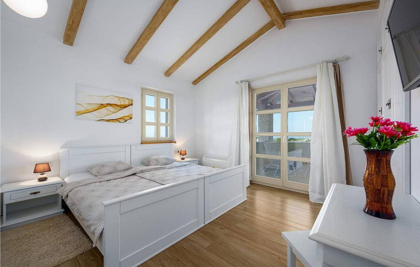 Foto 5 von 38: Charmante 2-Zimmer-Wohnung mit Terrasse, WLAN und Parkplatz in der Nähe des Labinci-Zentrums