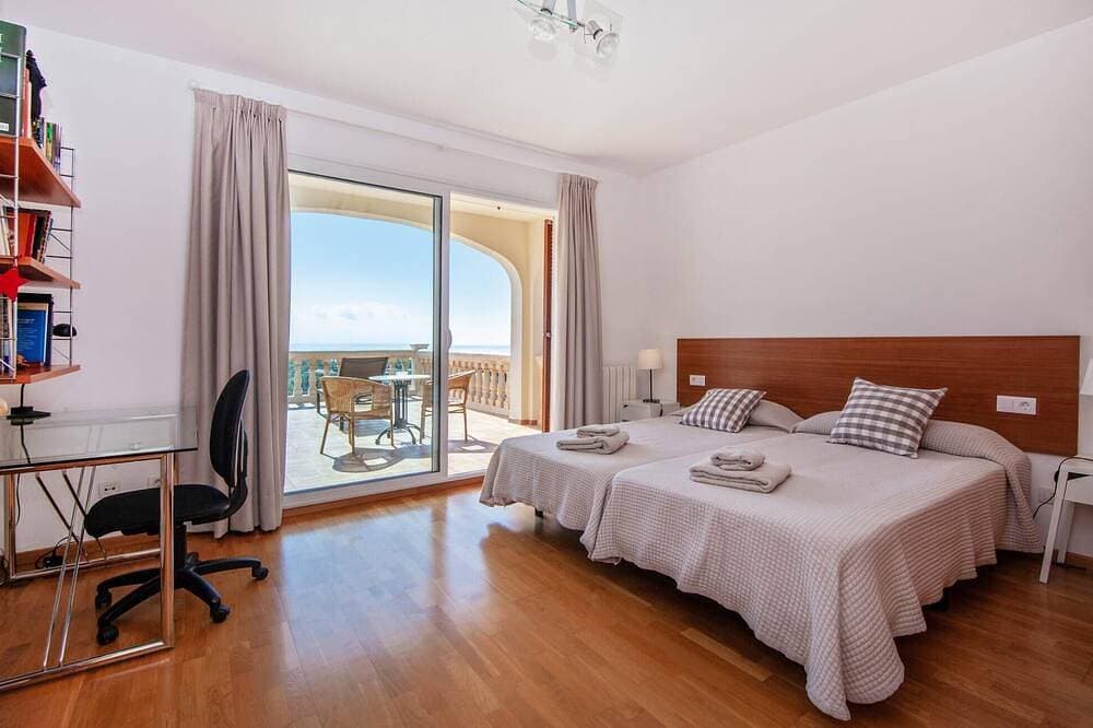 Foto 2 von 30: Wunderschönes Haus in Calvia mit privatem Swimmingpool, der sowohl drinnen als.