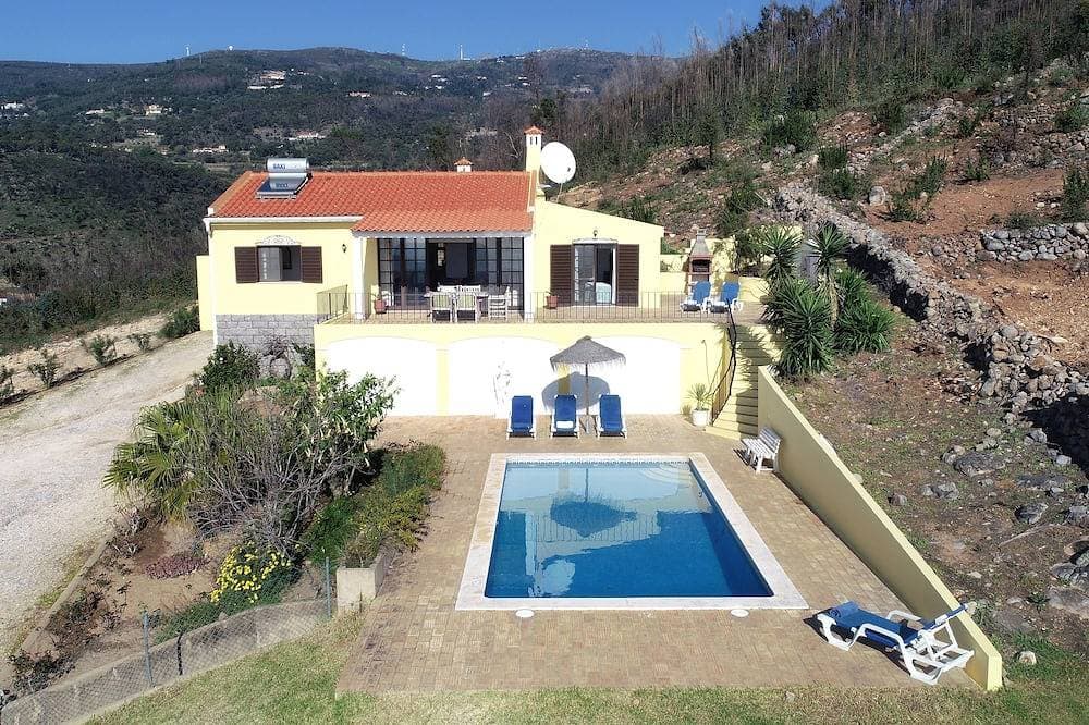 Foto 9 von 21: Bergseite Villa mit Blick auf die Küste, ideal zum Entspannen, komplett mit Pool.